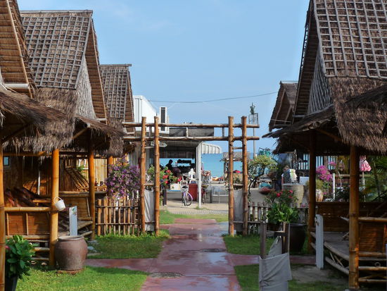 links das ist nochmal meine Bleibe, wirklich sehr nah zum Wasser (leider kann ich immer noch nicht hinein, da mein Fuß noch nicht zugeheilt ist)....und am Strand sind zwei große Bars, die jeden Abend bis weit in die Nacht fürcterlich laut Musik spielen....an schlafen nicht zu denken...