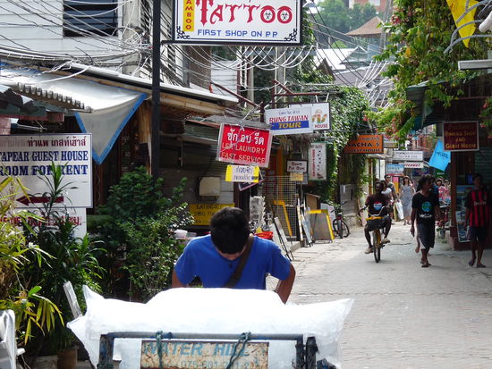 Tagsüber ist in den kleinen Gassen hier echt Ruhe, aber ab dem spätem Nachmittag gibts kein halten mehr, es wird überall nur gefeiert und getrunken....