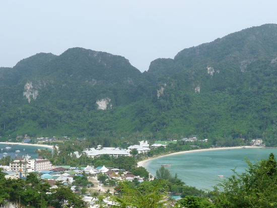 das ist die Tonsai-Bucht, wo ich bin. ist ne sehr schmalle Landenge, der die Nord- und Südseite von Ko Phi Phi Don verbindet. Hier hat natürlich auch der Tsunami schlimm gewütet, ich habe gelesen das hier 700 Menschen starben....