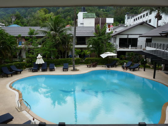 das ist der pool und die Hotelanlage in Phuket, für 8€ das Doppelzimmer wirklich sehr gut....In Samui haben wir in nem neugebauten Hostel mal nach dem Preis gefragt. Da kam ein Bett im Schlafsaal 13€ pro nacht, wahnsinn....