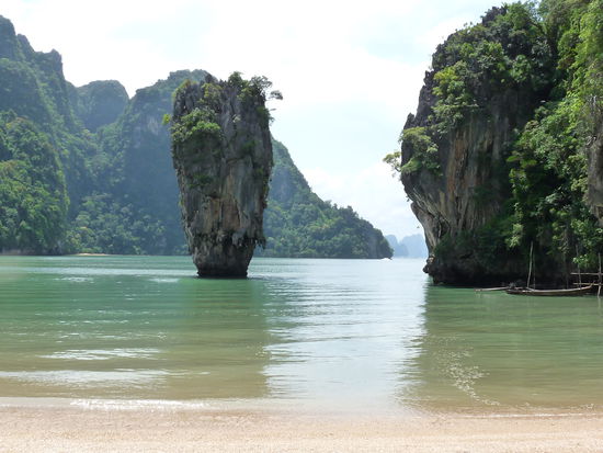 James-Bond_Island, echt wunderschön da....ich hatte unheimliches Glück das ich es ohne Touristen fotografieren konnte. Ich bin schnell von meinem Boot runter, und war der erste dann da....paar minuten später wimmelte es im Wasser von Touris, es kamen unmengen von Booten...denke so siehts aber schöner aus ohne Leute drauf....