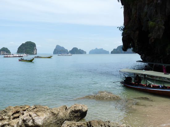 hier sieht man das immer mehr Boote kamen, es ist ne wunderschöne Landschaft dort, aber man wird mit Zeitdruck durchgescheucht, da es zu viele Leute sehen wollen und die Inseln sehr klein sind