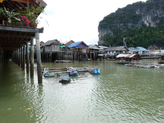dieses Dorf ist wirklich komplett ins Wasser gebaut, alles steht auf Stlezen aus Holz oder Beton.....der riesige Felsen im Hintergrund soll das Dorf vor dem Monsum schützen, ich denke aber auch vor dem Krach den das riesige Stromaggregat macht, was auf der anderen Seite des Felsens steht.....