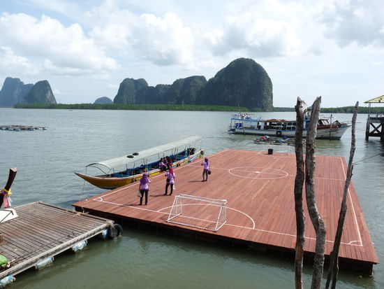 auch der Fussballplatz steht im Wasser, und wird gleich mit als Steg benutzt...