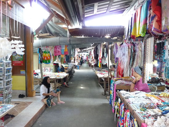 natürlich gibs da auch ne Einkaufsstraße, man soll ja Geld hierlassen....wenn man so im innerem des Dorfes rumläuft, denkt man gar nicht das es im Wasser steht, die Wege sind sogar betoniert.....