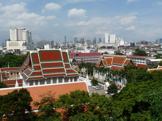 Blick auf Bangkok, eine Mischung aus Beton und alten Tempeln