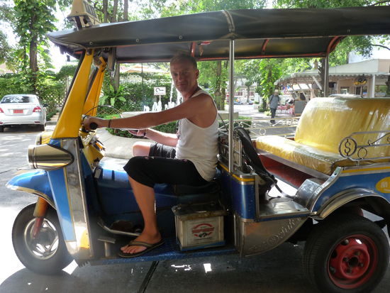 ich mal als Tuk-Tuk Fahrer.....in einer Nacht habe ich dann mal nen Fahrer auf dem Heimweg gefragt ob ich fahren darf, war eher als Spaß, aber er sagte ruckzuck "why not my friend", und schwupps saß er hinten neben Florian, also bin ich dann gefahren....bezahlen mussten wir trotzdem, lach