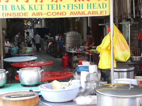 Blick in eine kleine Seitenstraße in Chinatown von KL, in einer dieser kleinen Straßenküchen haben wir immer so lecker gegessen, ich liebe es!!! natürlich lief immer mal ne Ratte vorbei, aber naja, .....man beachte auch das Schild, inside Air-Cond available!!!!