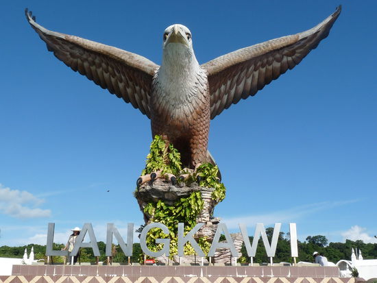dieser riesige Seeadler erwartet die Besucher am Hafen....