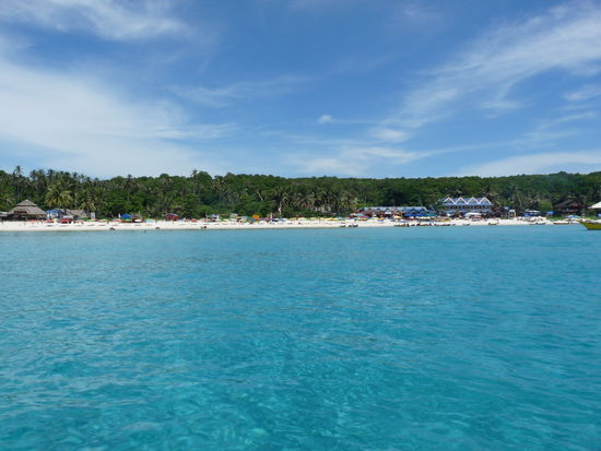 das war unser Long Beach auf der kleineren der beiden Perhentian Islands.....solch klares und blaues Wasserhabe ich vorher noch nicht gesehen