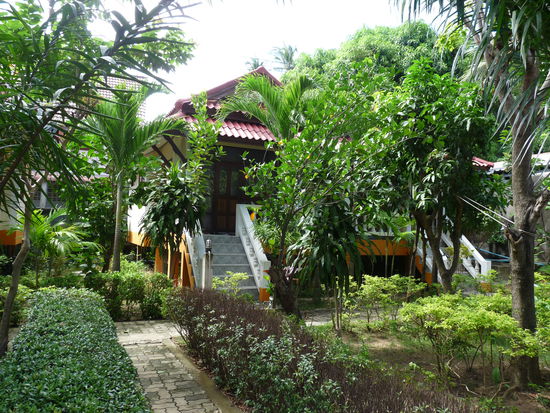 das ist mein Bungalow hier im Buathong Resort am Lamai Beach....Bezahle dafür etwa 8€ pro Nacht, habe ein großes Schlafzimmer mit TV, Bad mit heißem Wasser, Kühlschrank und kleine Küche und ne nette Terrasse...das alles im grünem und ca 3 min Fußweg zum Strand....es ist wunderschön, und die Besitzer dieser Anlage sind supernett und freundlich.....