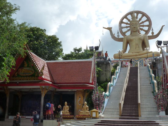 ....das ist eines der Wahrzeichens Koh Samuis, der Big Buddha. Ist ganz im Norden der Insel....unten neben den Stufen hinauf habe ich mir von einem Mönsch mein ewiges Glück wünschen lassen, ich setzte mich vor ihn, er sprach Gebete und betropfte mich mit Wasser, dann nahm er meine Hand, betropfte sie ebenfalls mit heiligem Wasser und ich bekam ein Buddaband ums Handgelenk