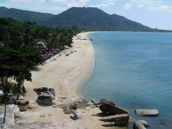 das ist der Lamai Beach hier auf Koh Samui...ich denke so in ner halben stunde liege ich wieder dort und faulenze.....sie hatten ja hier im März so ein Hochwasser nach tagelangen Regenfällen, da hat es unmengen Sand an den Stränden weggespült....nun sind sie gerade daran wieder alles zu beheben...