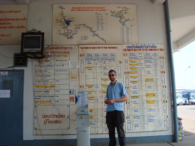 Vorm Busfahrplan fuer ganz Laos