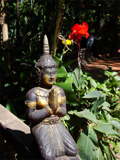 Statuen und Blumen wohin man blickt....