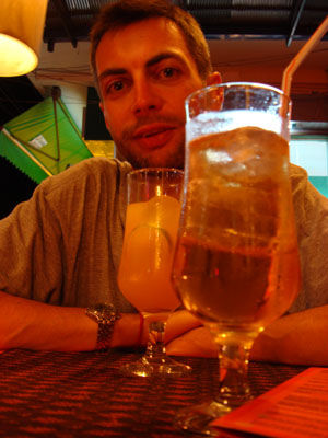 Cocktail time - take two, get three! Das haben wir natuerlich beim Wort genommen - hicks