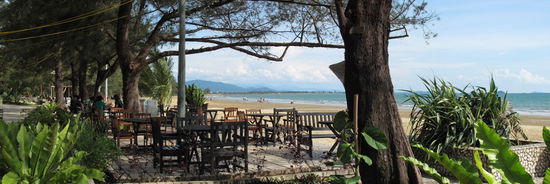 Ich genieße die leichte Brise vom Meer im Strandcafé