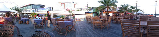 Café an der Uferpromenade