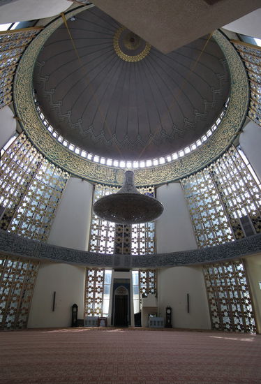 Der Gebetsraum für die Männer ist einer moderenen Schlichtheit ausgestattet und wird von der mächtigen Kuppel überkrönt.