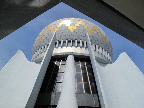 Die Kuppel des Hauptgebetsraums von außen wird von schweren, geschwungenen Betonplatten gestützt