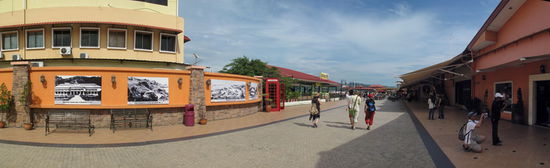 Eingang zum Fährhafen mit historischen Bildern von Jesselton