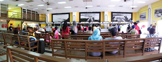 ...gleicht einem kleinen Bahnhof: die Wartehalle mit Ticketverkauf