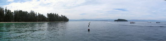 Ankunft auf Palau Manukan. am späten Vormittag ist es noch sehr bewölkt, so dass noch kein richtiges Tropeninsel-Feeling aufkommen mag