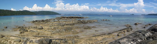 Das kleine Felsplateau am Ende des Strandes. Im Hintergrund Kota Kinabalu
