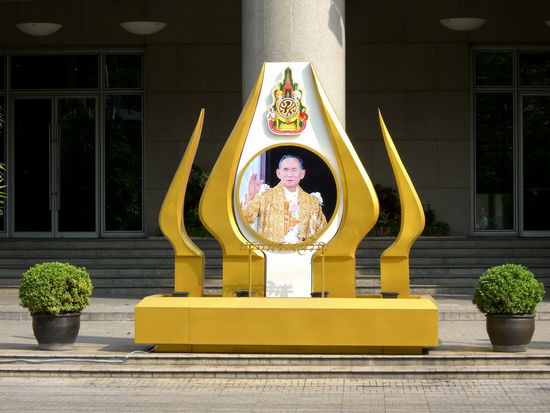 Königsdarstellung am Eingang eines Bürogebäudes an der Wirelees-Road