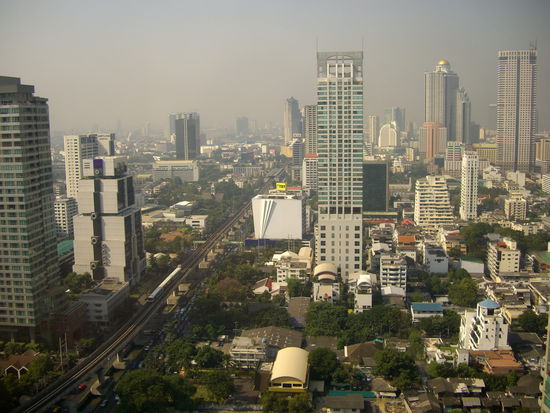 Schöne Aussicht beim Geldwechseln; Der Sathorn-Destrikt mit Skytrain und dem "Roboterhaus" auf der linken Seite