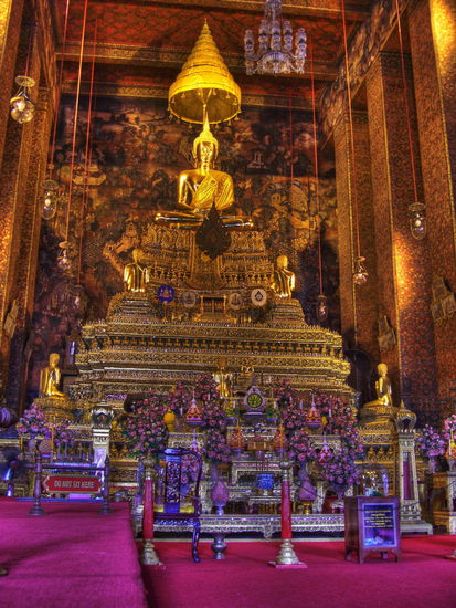 Buddha thront bis unter die Decke. Das HDR zeigt im Hintergrund die detailreichen Wandbemalungen