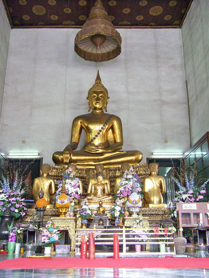 Die Unterweisung der fünf ersten Jünger durch Buddha sind Thema des südlichen Wiharn