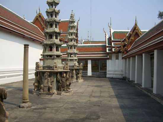 Mit Wandelgängen gesäumte Innenhöfe umschließen den zentralen Bot