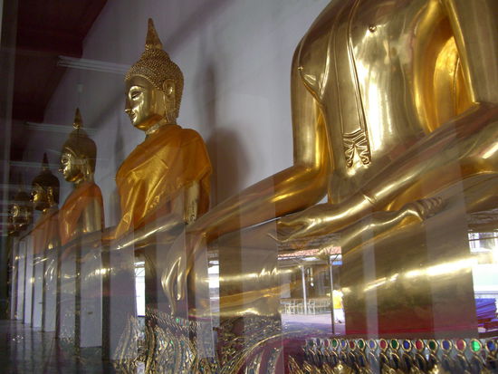 Vom Schiffsballast zu Prunkstücken: lebensgroße Buddhastatuen und allen Varianten