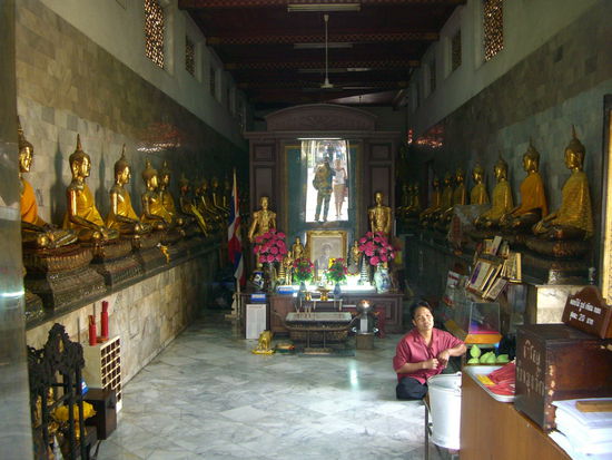 Blick in den L-förmigen Wiharn an der Westseite des zentralen Bots