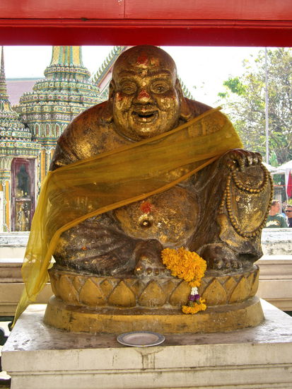 Ein glücklicher, dicker Buddha
im Pipalbaum-Garten