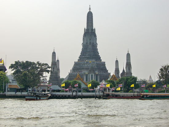 Die Chedis des wat Arun mit Bootsanlegestelle
