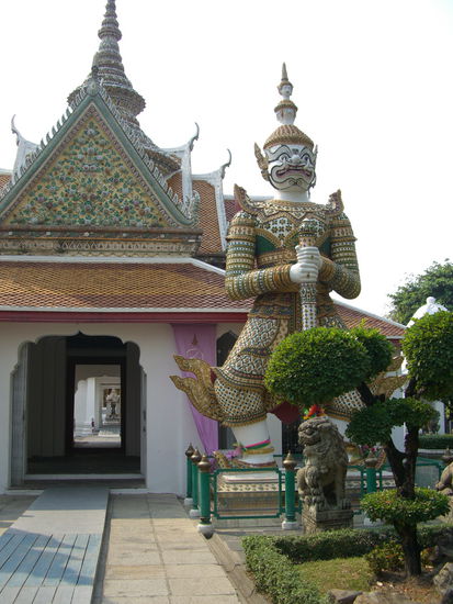 Das große Hauptportal mit den Yaksha-Wächtern