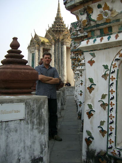 Ich geniesse die Aussicht auf den Chao Phraya von einem der Runggänge des zentralen Prangs