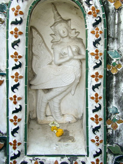 Unzählige Vogelmenschen säumen die Rundgänge