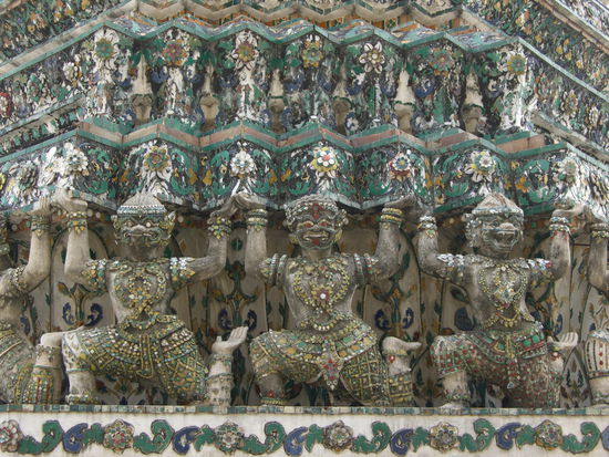 Ein gut bewachter Prang dank der aufgereihten Yaksa-Wächter