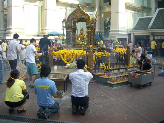 Der Schrein liegt an einer belebten Kreuzung...