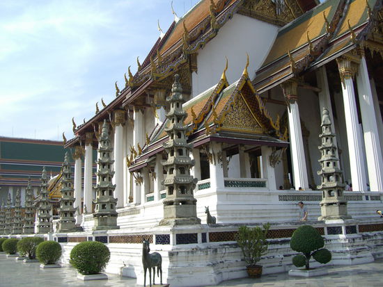 Im Innenhof des Wat Suthat