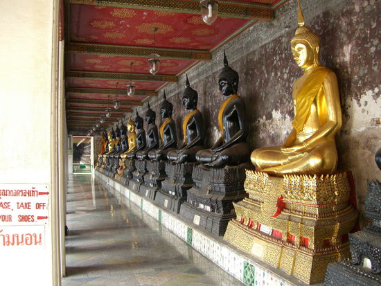 Schuhe aus im Wandelgang des Wiharn-Hofes mit den 156 aufgereihten Buddhastatuen