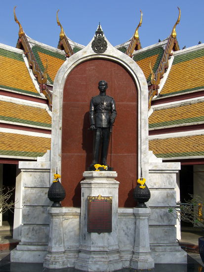 Im Wat Stutat muss König Ananda Mahidol (Rama VIII.) in der Ecke stehen. Trotzdem zollt jeder vorbeigehende Thai ihm einen Wei