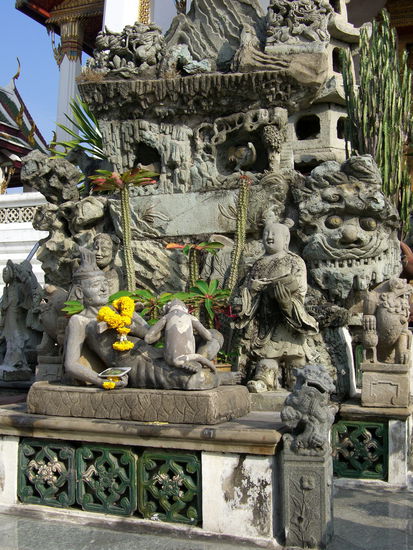 Am Hintereingang des Wiharn liegt ein Fabelwesen-Steingarten