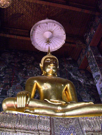 So majestätisch und gut beschirmt blickt Buddha Si Sakyamuni auf seine Besucher hinab
