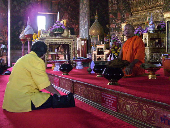 der Meister segnet eine Gläubige. Ich war mir nicht sicher, ob er mir einen missbilligen Blick zuwarf, als ich dieses Foto von ihm schoss