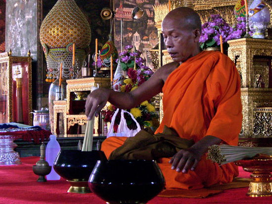 Räucherstäbchen in einer Schale mit Irgendwas. Na? Was rührt da der Meister denn zusammen?