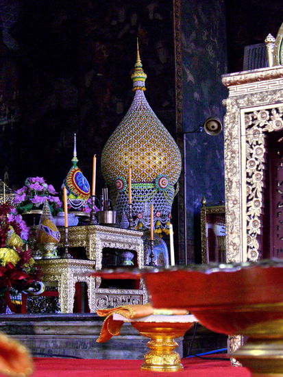 Prunkvoll: Blumen, Kerzen, Tischaltäre...